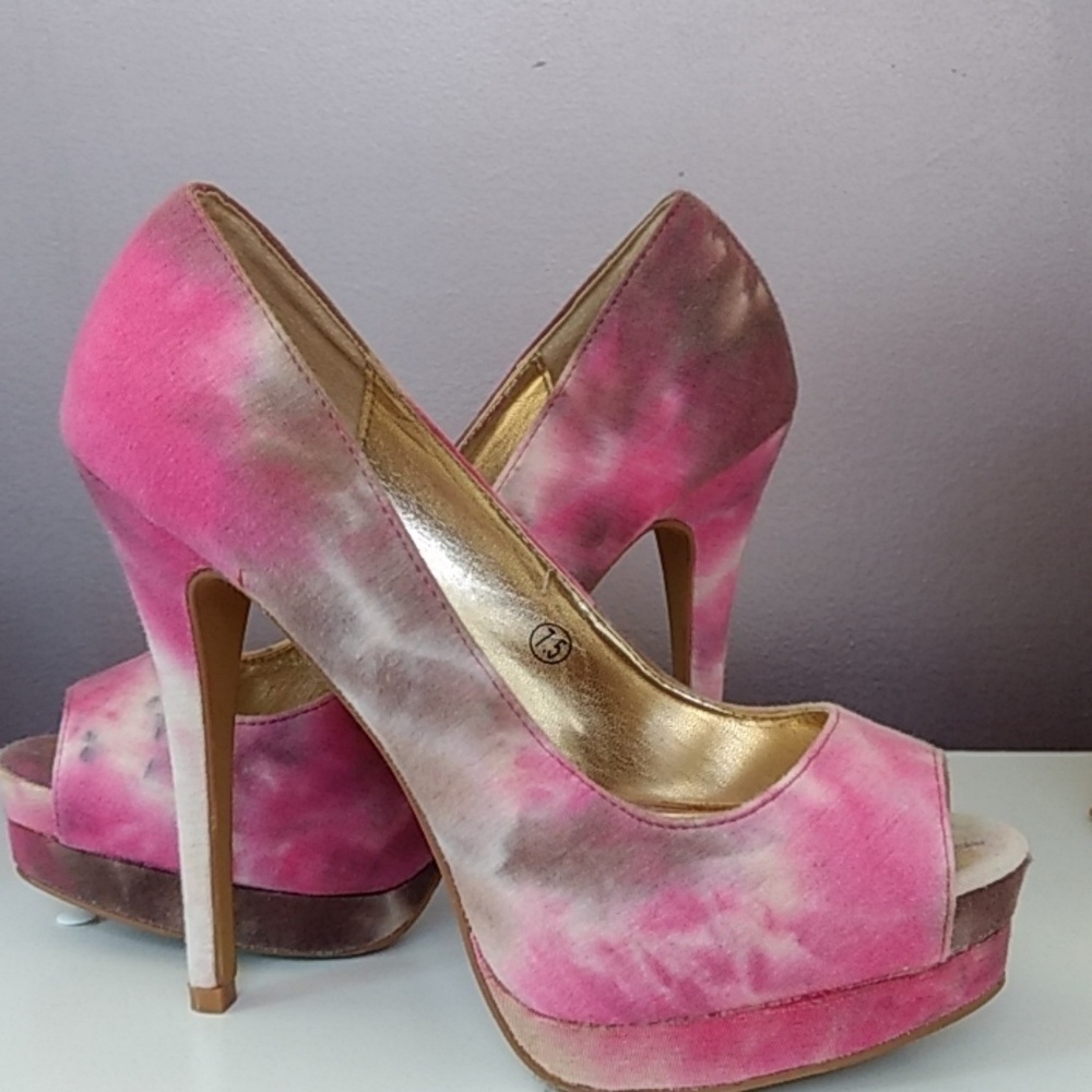 Peep toe shoes